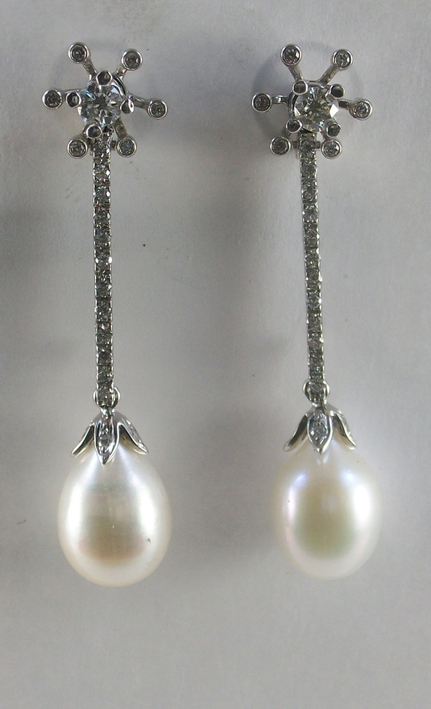 La elegancia del pendiente largo con perlas.